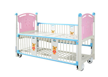 2台の不安定なピンクの病院の子供のために調節可能な小児科のベッドのあと振れ止め