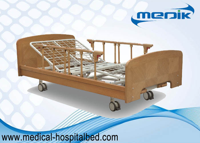 2 台の手動不安定な療養所のベッドの純木の構造のアルミ合金の側面柵