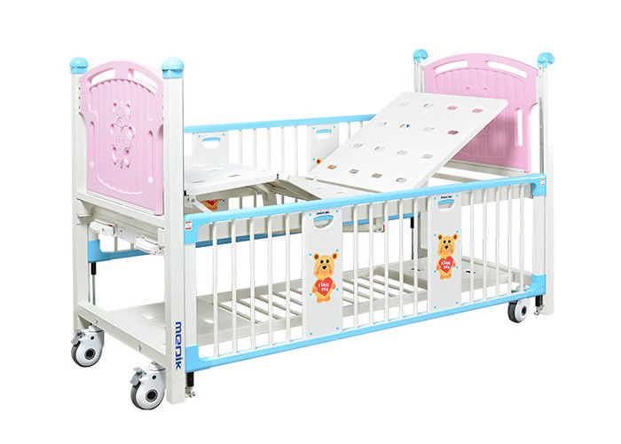 2台の不安定なピンクの病院の子供のために調節可能な小児科のベッドのあと振れ止め