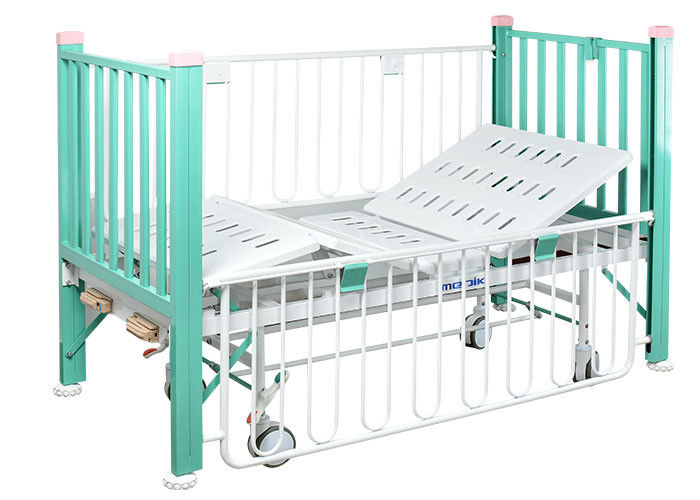 エナメルを塗られた鋼鉄側面柵が付いている2つの機能手動医学の小児科のベッド