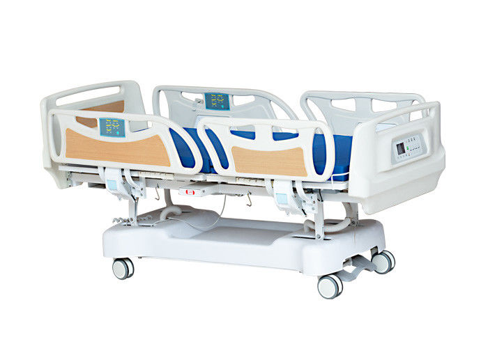 多数機能病院 ICU のベッド、集中治療の患者のベッド