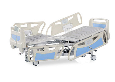 広範なフィート セクションおよび中央処理装置のパネルが付いている自動病院 ICU のベッド