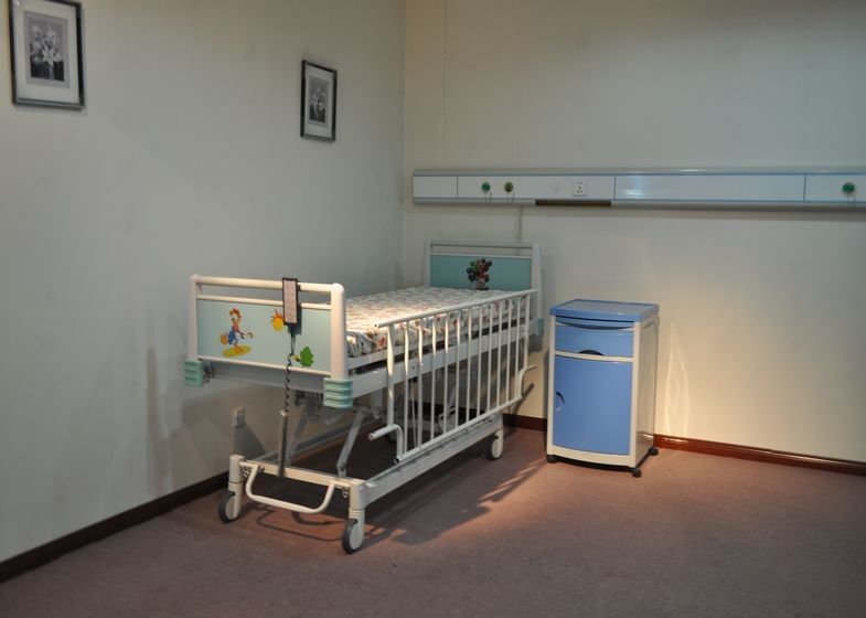 多機能電気病院の 4 つのモーターを搭載する小児科の病院用ベッド