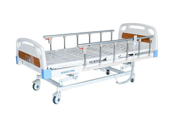 障害者のための 1 つの電気病院用ベッドに付き贅沢な移動式高さ調節可能な 3 つ